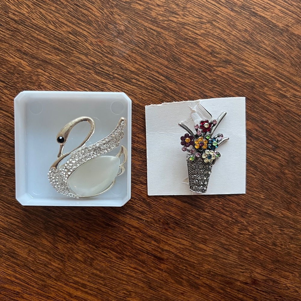 Set of 2 Brooches 1.8- 2” high